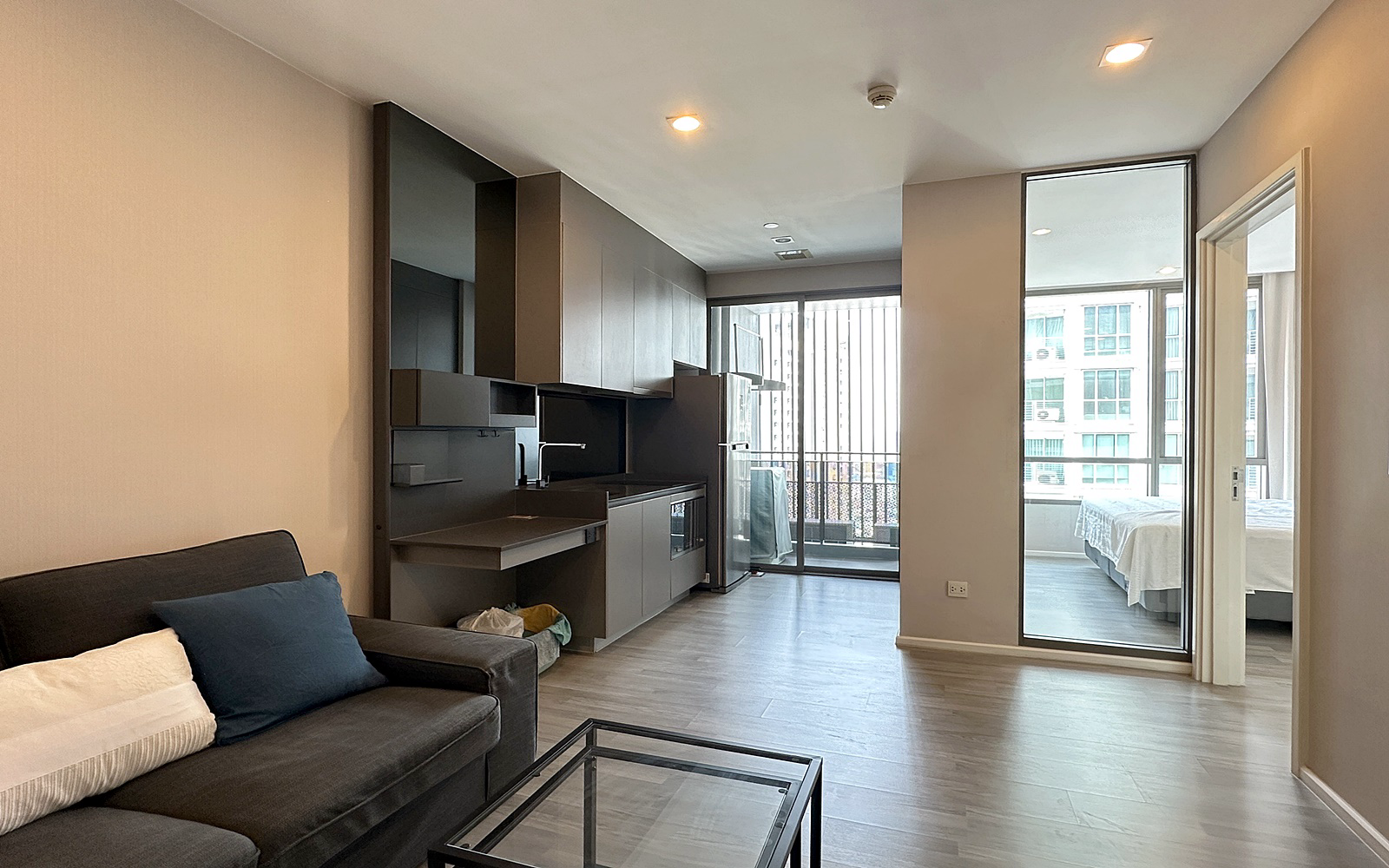 Room for rent 🏠 : The room Sukhumvit 69 Condo , 1 bedroom 1 bathroom 🚆 Ready to move in, have 2 TV, view of the back of the building, not hot.