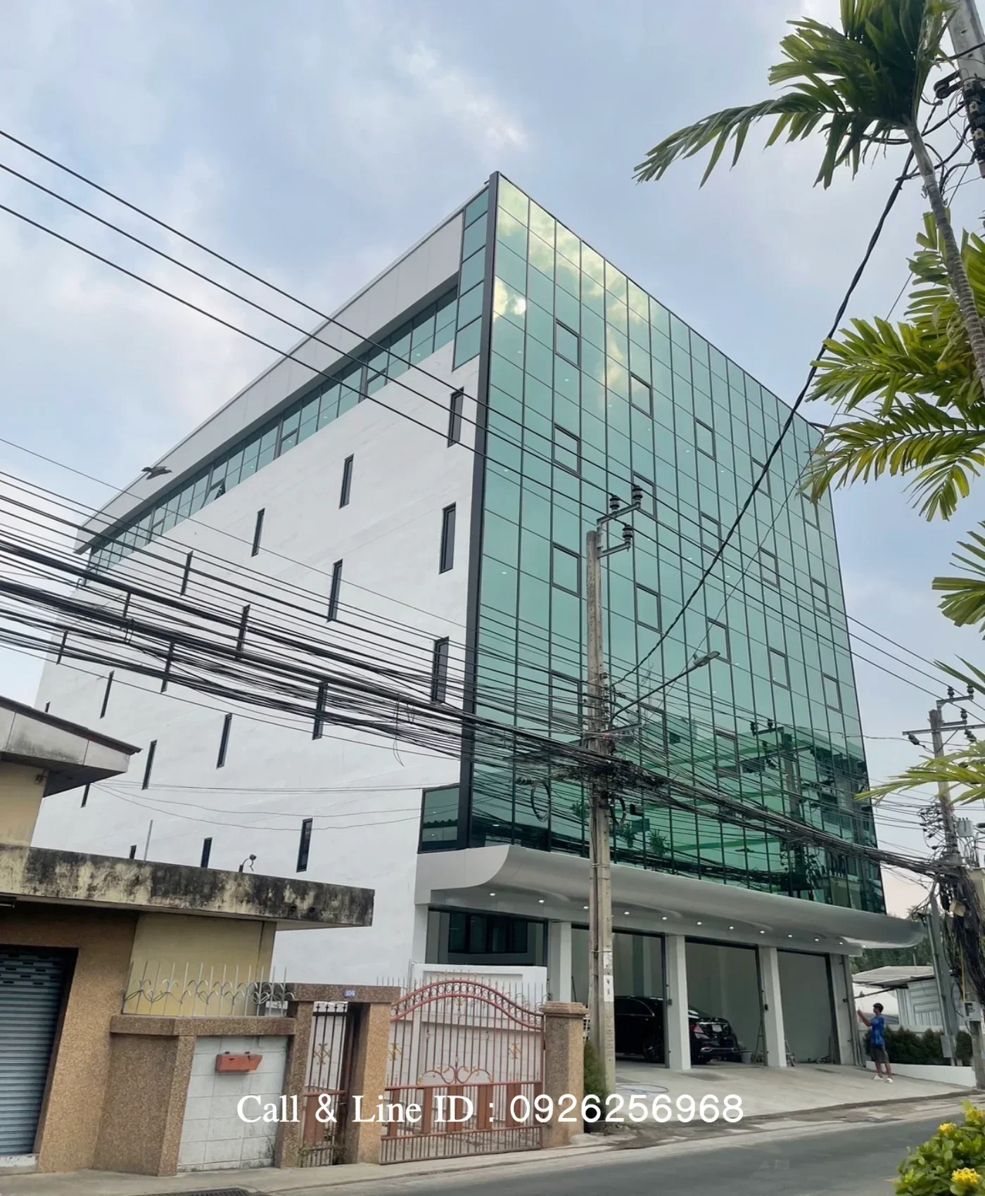 For rent, 6-story commercial building 🏢 ✨ New building, well decorated, has elevator, total area 1,800 sq m. 🚆 Good location near MRT Yellow Line, Lat Phrao 83 Station.