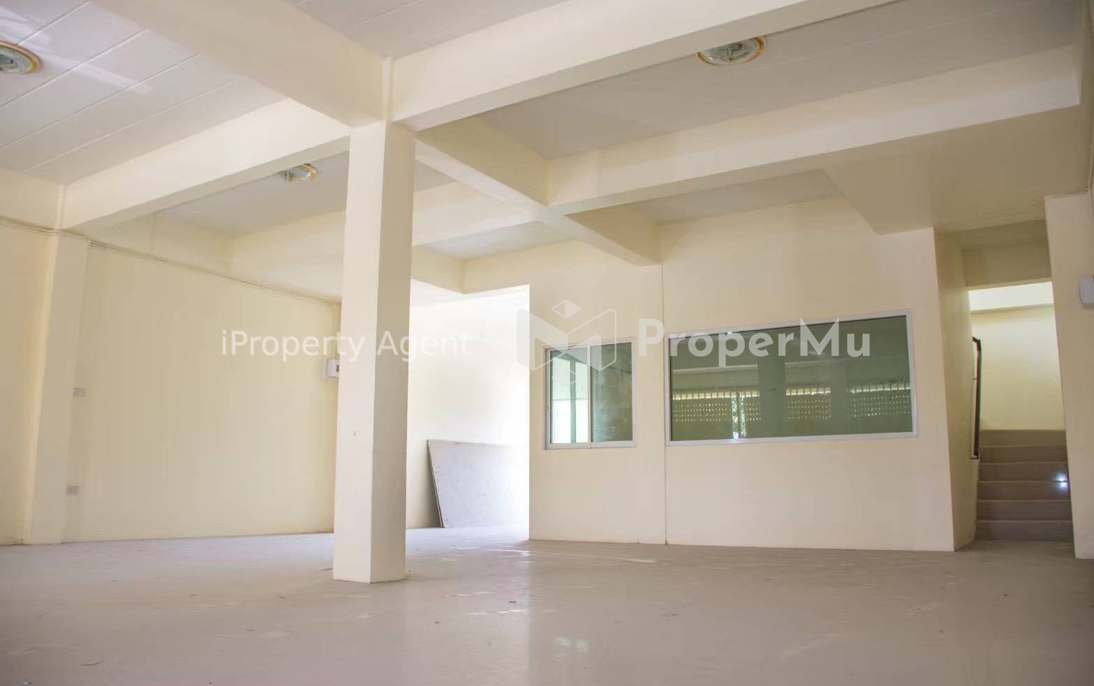 Commercial building for sale, corner unit, Surarong 10, Sukhumvit Road, Ban Suan, Chonburi