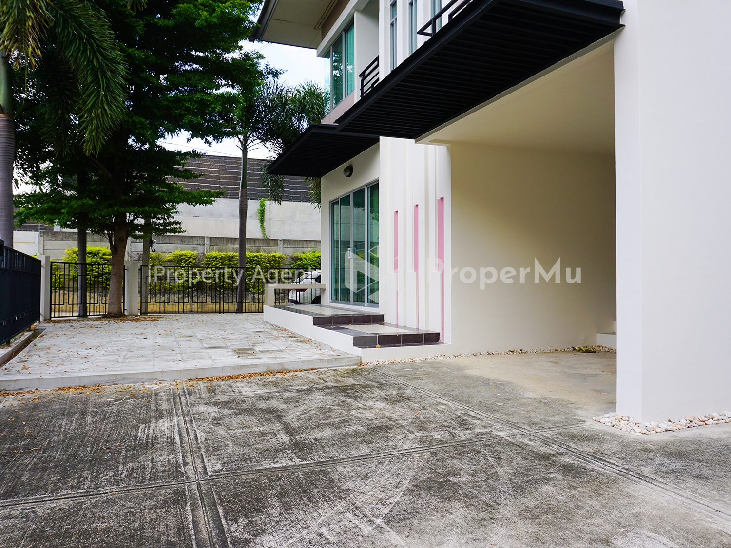 House for sale on the corner Villa Garden 3 Rattanathibet Bangyai Nonthaburi