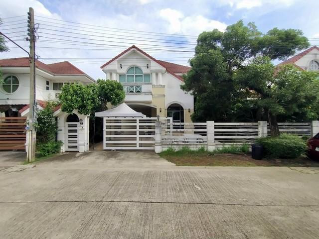 For sale: 2-storey detached house, 60 sq m, Baramet Village, Chaloem Phrakiat Ratchakan Thi 9 Road, Soi 62, Prawet District, near Suan Luang Rama 9 Park.