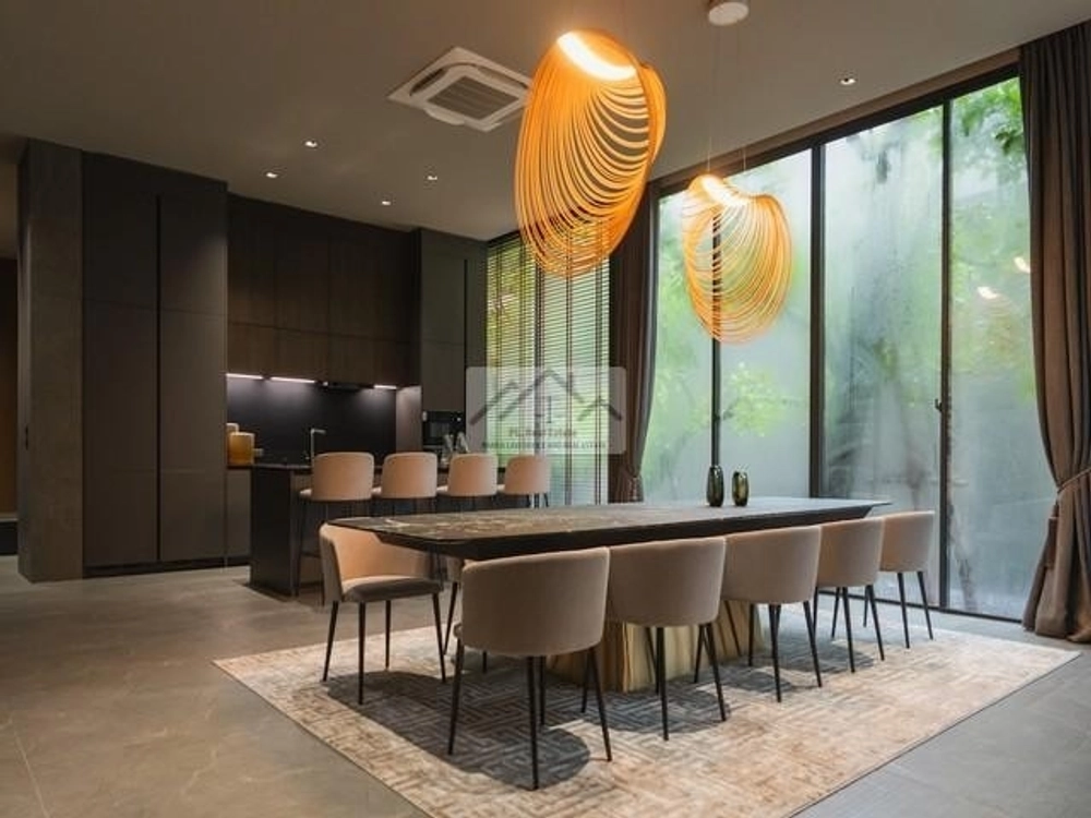 For sale, 3-storey luxury single house, Unique Luxury, 215 sq m., Lat Phrao 71, Soi Nakniwat 20, with 18-meter swimming pool, fully furnished, with furniture, swimming pool view in every bedroom, near Central East Ville, along the expressway, with elevator
