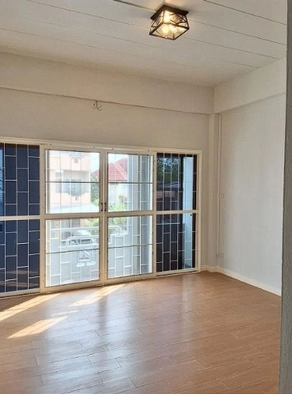 PP262 For sale, 3-storey townhouse, Sammakorn Ramkhamhaeng 112 project, Sammakorn Ramkhamhaeng 112, newly renovated, suitable for buying as an office, in front of the project there is the Orange Line electric train, Sammakorn Station.