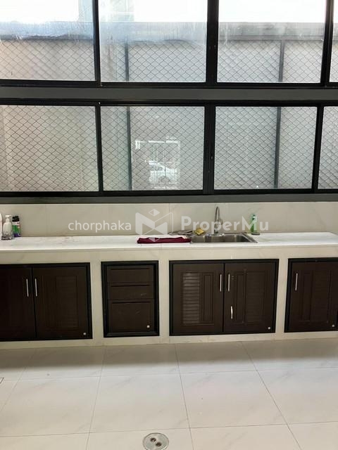 For sale: 3-storey townhouse, Baan Klang Muang S-Sense project, Soi Srinakarin 46/1, near the Yellow Line, near the