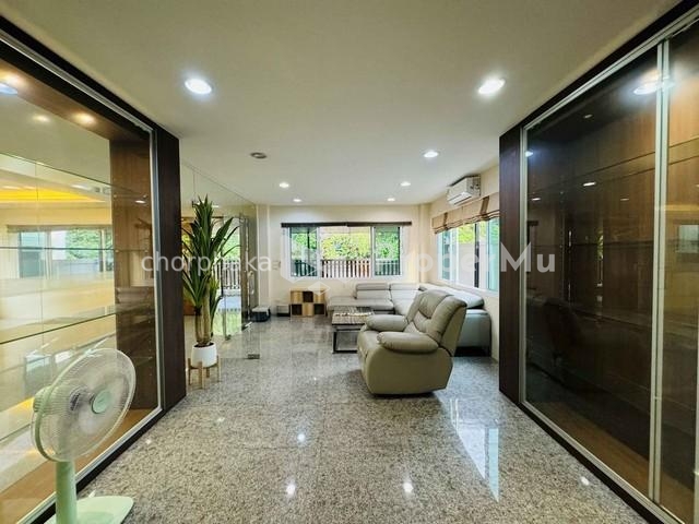 For sale, for rent, 2-storey detached house, 100 sq m., Srinakorn Village, Soi Nawamin 24, house in good condition, beautifully decorated, ready to move in.