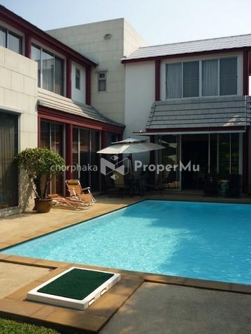 For rent: 2-storey detached house, Soi Petchburi 47, Bang Kapi Subdistrict, Huai Khwang District, with private swimming pool, near Korn Hospital