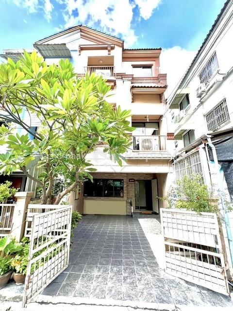 For rent, for sale, 3-storey corner townhouse, Baan Klang Muang project, Meng Jai - Lat Phrao 80, near the expressway, Meng