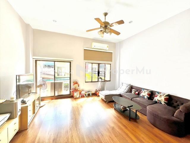 For rent, for sale, 3-storey corner townhouse, Baan Klang Muang project, Meng Jai - Lat Phrao 80, near the expressway, Meng