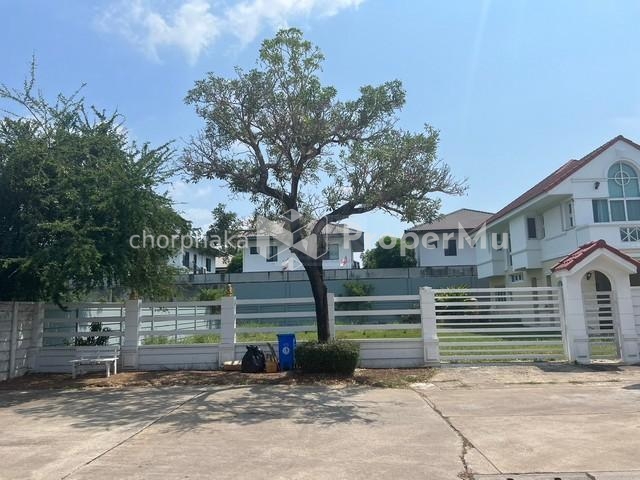 Land for sale, already filled, in the Baramet Village, Chaloem Prakiat Road, Rama 9, Soi 62, with a building permit for a house model.