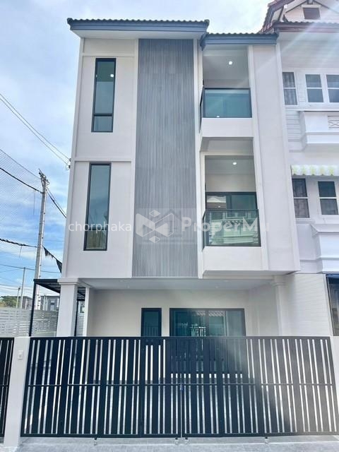 For sale, 3-storey townhouse, corner house, Sukhumvit 101, Soi Punnawithi 45, newly renovated, near 