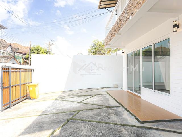 For sale, 4-storey townhouse, size 627 sq m., Soi Lat Phrao 110, good location, BTS in front of the 