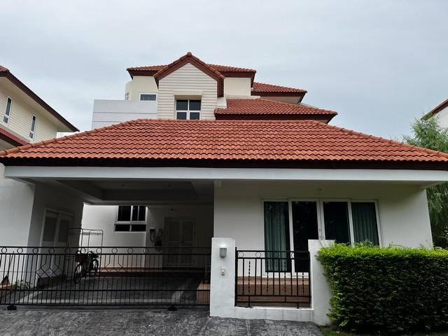 For rent, 3-storey detached house, Villa Nakarin, near Sirindhorn Hospital, Robinson Paseo Lat Kraba