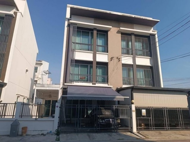 For rent, 3-storey townhouse, Baan Klang Muang Chokchai 4, Soi 50, BAAN KLANG MUANG CHOKCHAI 4, Lat 