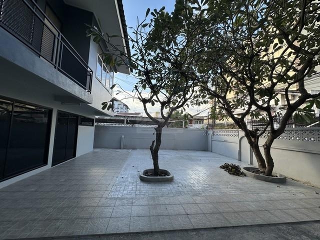 For rent, single house, Ratchadaphisek Soi 3, near MRT Phra Ram 9, near the Chinese Embassy, ​​suita