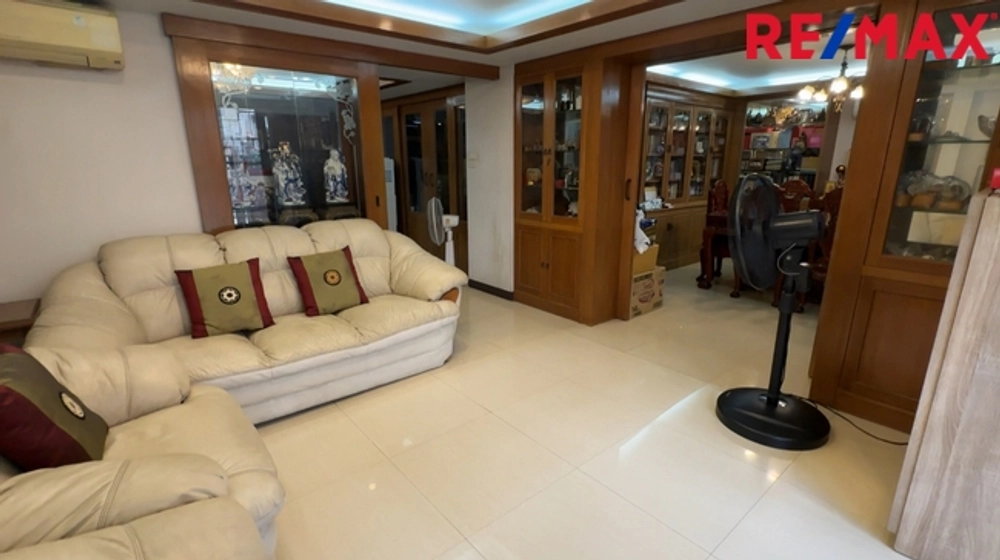 Urgent sale! 4-storey commercial building with mezzanine and roof terrace, 6 units, Soi Lat Phrao 29, prime location, near MRT Phawana Station!