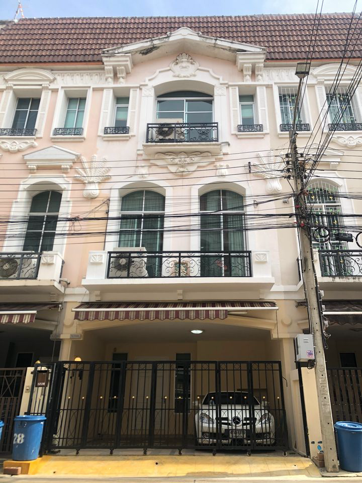 Townhouse for rent, 3 floors, Baan Klang Muang, Monte Carlo (Ratchavipa), 5 air conditioners, fully furnished, ready to move in, near expressway