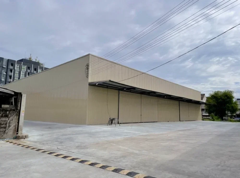 For rent: Warehouse/warehouse, newly built, size 295 sq m., wide road, parking space for several cars, large vehicles can enter and exit, Soi Sukhumvit 101/1, Phra Khanong District