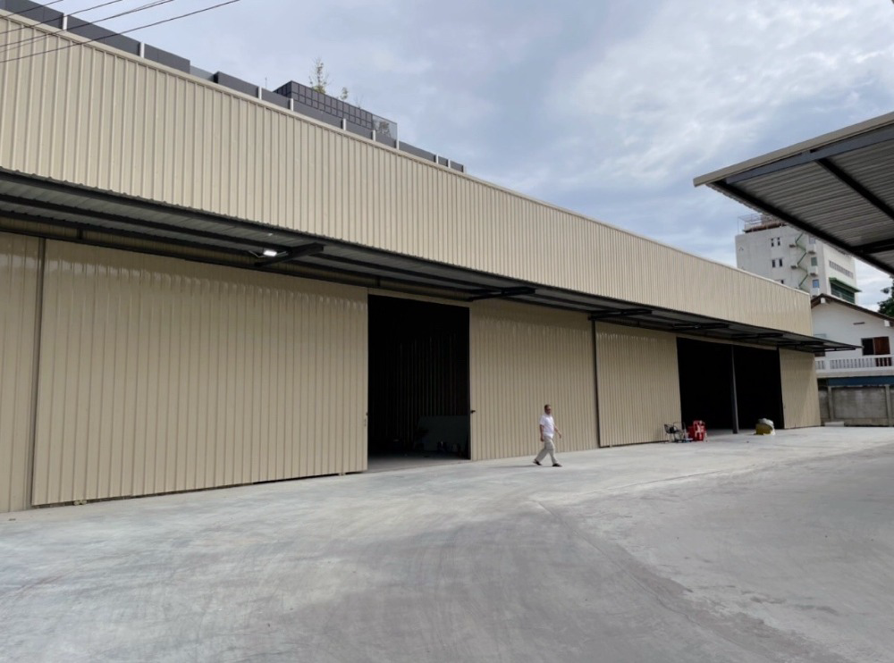 For rent: Warehouse/warehouse, newly built, size 295 sq m., wide road, parking space for several cars, large vehicles can enter and exit, Soi Sukhumvit 101/1, Phra Khanong District