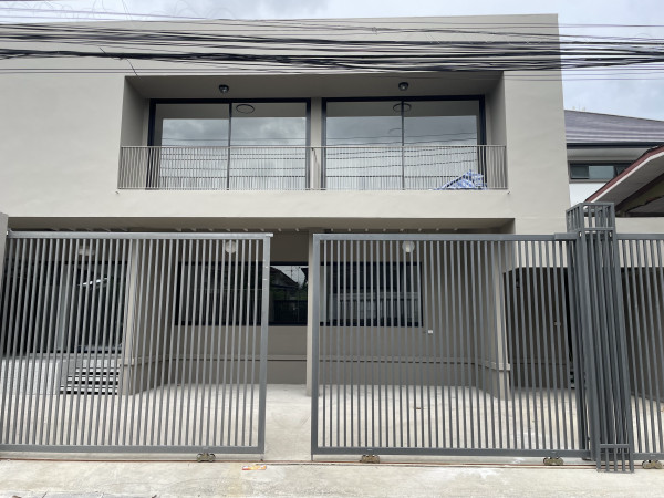 Single house/home office for rent, 2 floors, newly built, Huai Khwang-Sutthisan-Ratchada, 4 air conditioners, parking for 3-4 cars in the house, suitable for business