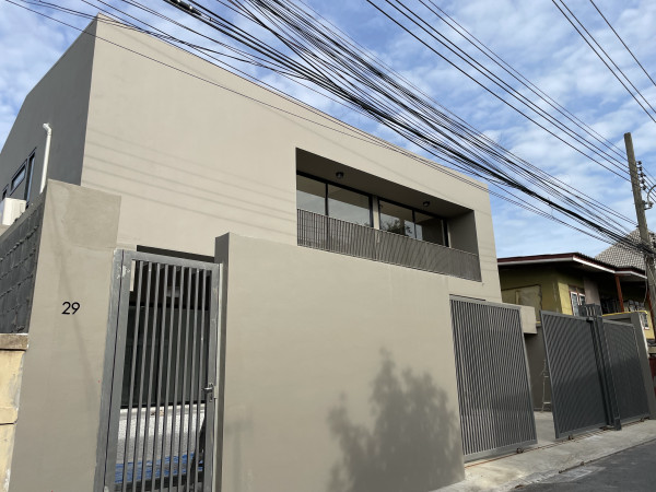 Single house/home office for rent, 2 floors, newly built, Huai Khwang-Sutthisan-Ratchada, 4 air conditioners, parking for 3-4 cars in the house, suitable for business