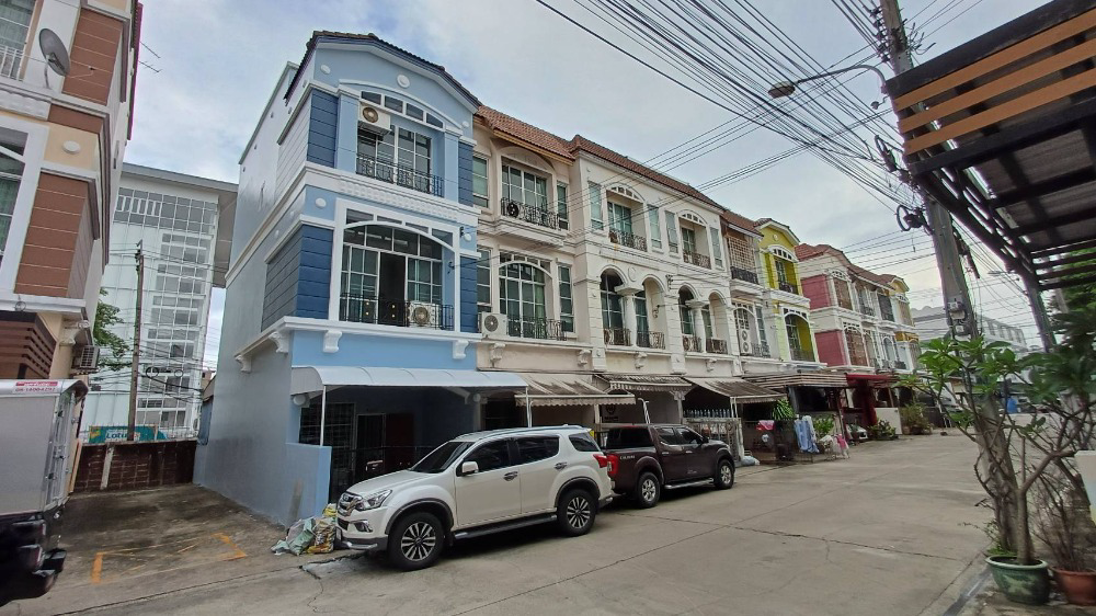 For rent: 3-storey townhouse, corner house, Baan Klang Muang, Lat Phrao-Chok Chai 4 (next to the Crime Suppression Division), 5 air conditioners, furniture, bed, cabinet, desk, sofa, ready to move in, can be used as a residence or office.