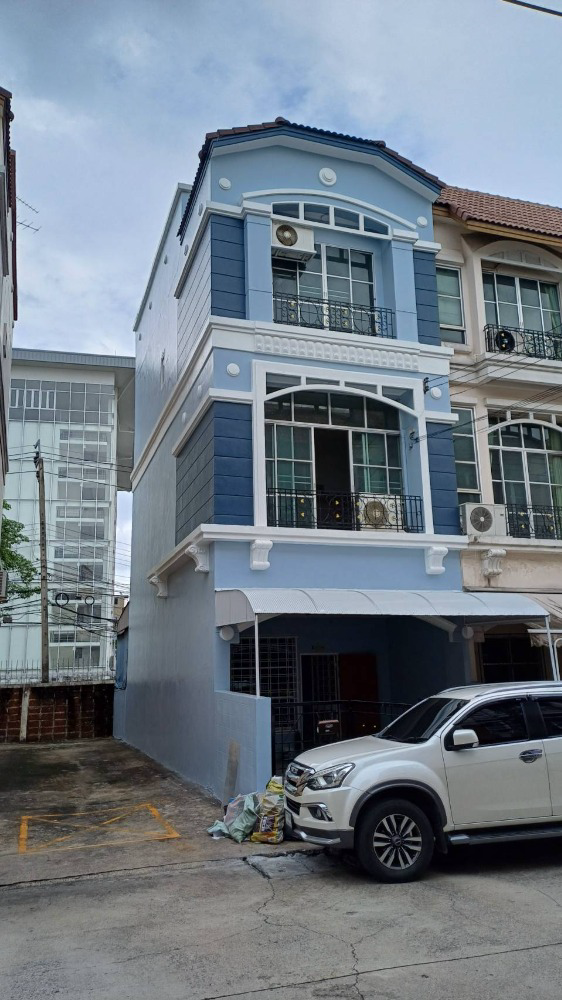 For rent: 3-storey townhouse, corner house, Baan Klang Muang, Lat Phrao-Chok Chai 4 (next to the Crime Suppression Division), 5 air conditioners, furniture, bed, cabinet, desk, sofa, ready to move in, can be used as a residence or office.