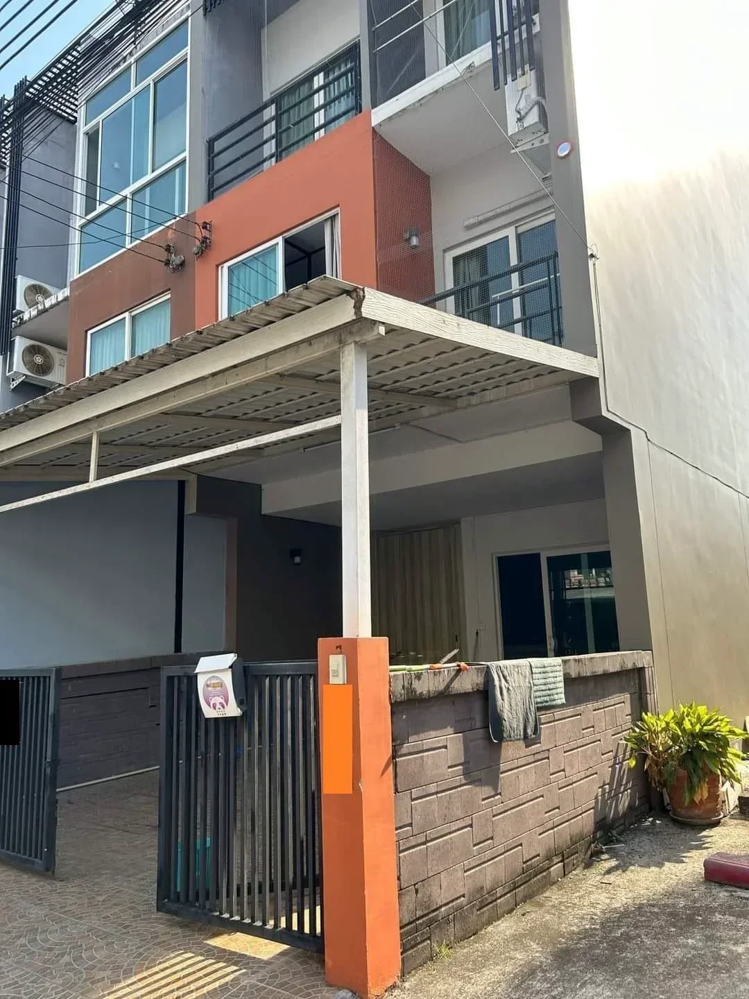 For rent: 3-storey townhouse, corner unit, Greenwich Ramintra project, village next to Makro Ramintra, back side next to Siam Park, convenient transportation