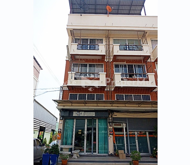 Commercial building, 3.5 floors, 22 square wah, 4 multipurpose rooms, has a roof terrace, Tharaprungreung Bangpoo project