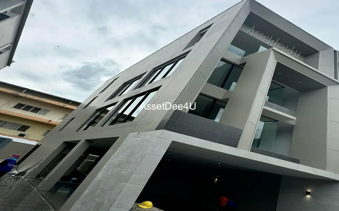 For rent: 4-storey home office with elevator, Soi Nakniwat, behind Central East Ville, usable area 527 square meters, near Ekkamai-Ram Intra expressway