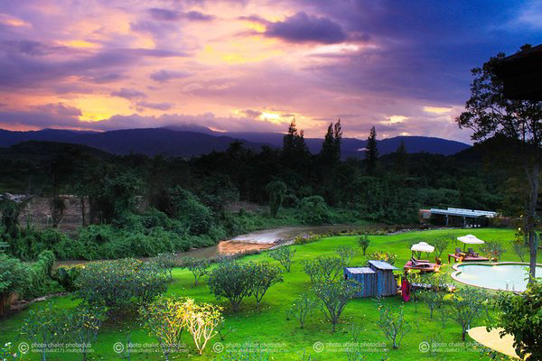 อัศจารารีสอร์ท ราชบุรี ที่พักผ่อนสวยสะดุดตาที่ติดลำห้วยท่าเคยและเทือกเขาตะนาวศรี
