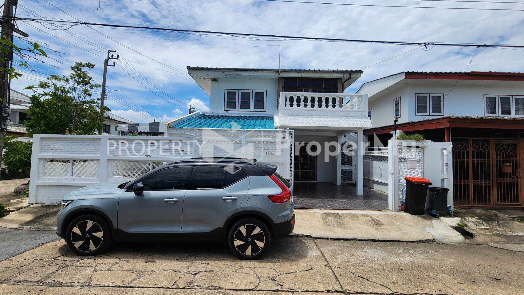 House for rent near Major Ratchayothin and BTS Sena