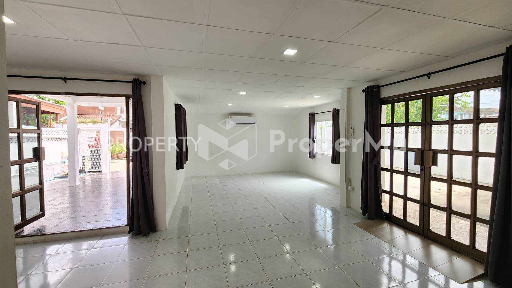 House for rent near Major Ratchayothin and BTS Sena