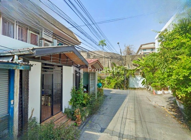 BTS WatSamianNari400m. Ratchayothin 1.4 km.Townhouse for rent 2Storeys 2bed 1bath some fur 120sq.m.