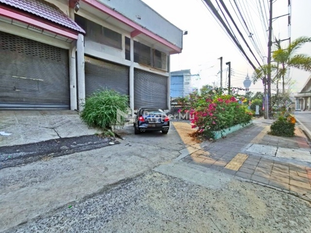 BTS PakNam Srinakarin 1km. BigC Samut Prakan 1.3 km. For rent buildings 3SToreys 5bed 4bath