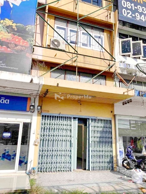 Mahanakorn U. 700m. In the city center Big C NongChok 900m.Commercial building 3.5 -storey including