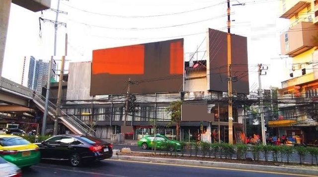 for offices showrooms 2,005sq.m. Adjacent to MRT Ratchada LatPhrao 4-storey commercial building