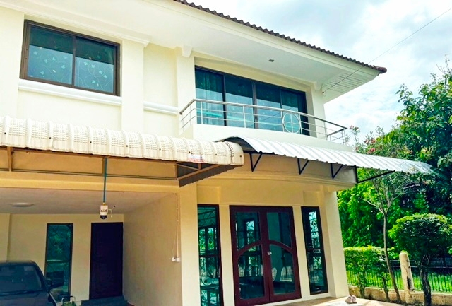 Thanyaburi Hospital 4.6 km. KhlongSiMueangMai Market 800 m. Newly renovated 2-storey detached house