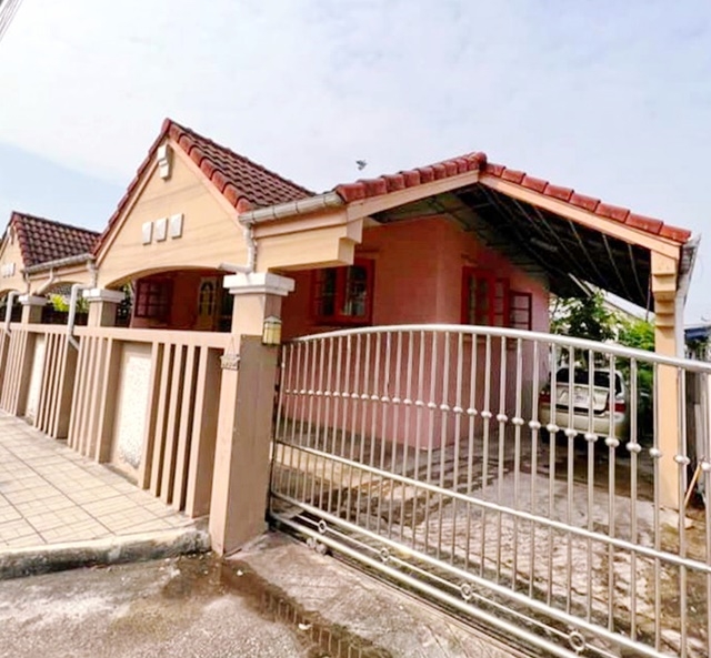 Cosmo Bazaar 2.1 km. Pet Friendly Central Chaengwattana 900 m. Single-storey detached house 3 bed 1