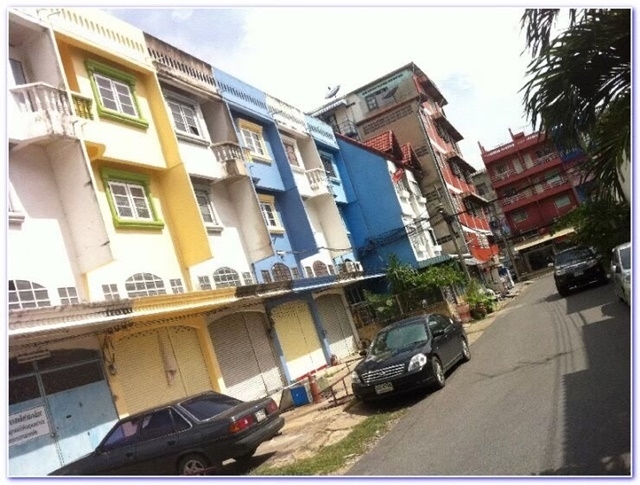 BTS Don Mueang 500m. Boon Anan Market 500 m. Commercial building 3 Storey with roof terrace 3 bed 2