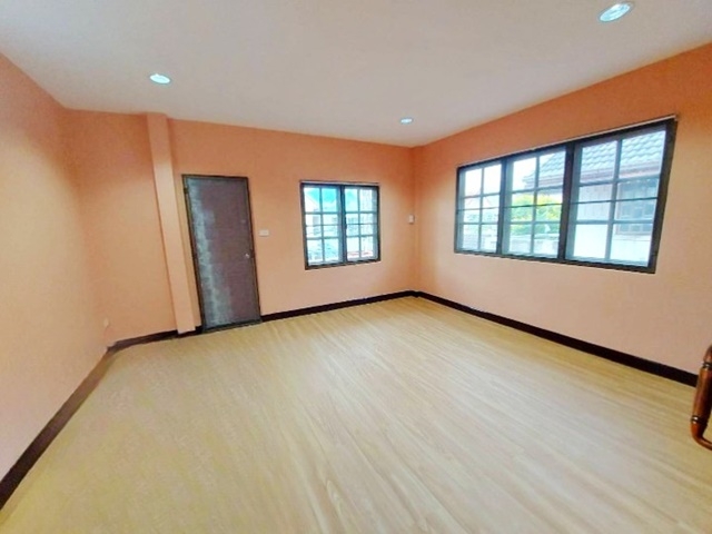 MRT Watcharapol 3.4 km. BigC Sukhapiban5 1.8km. Newly renovated 2-storey detached house new conditio