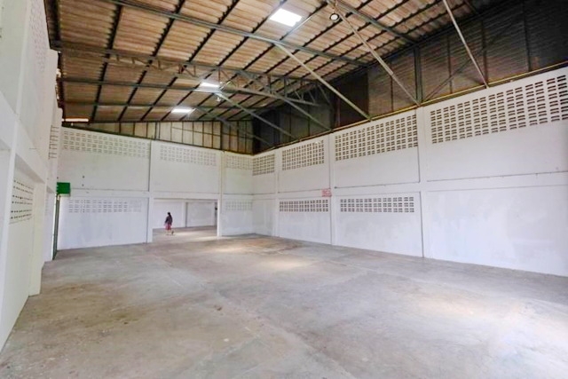 Makro KhlongLuang 1.4km. Warehouse for rent 10 meters high corner of Road 5 water 3-phase electricit