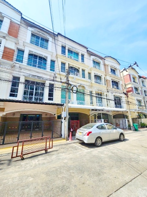 MRT LatPhrao 400m.Ratchada 600m. HomePro LatPhrao 1.2km. 4-storey townhouse on the main rd. 6bed