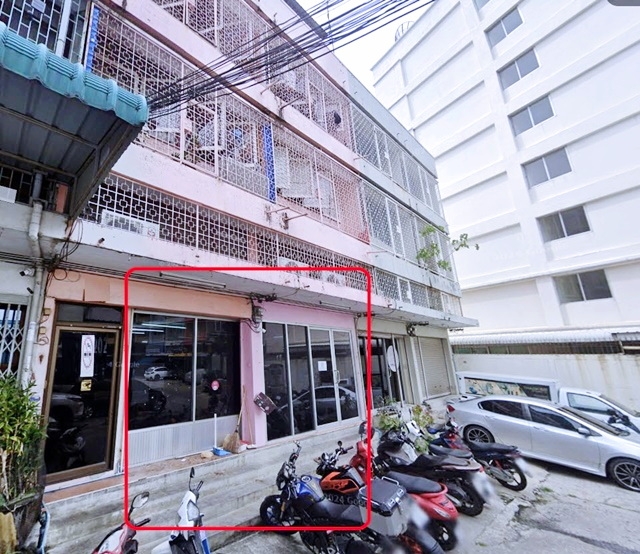 BTS Udomsuk 300m. Glory Inter School Singapore 1km. Commercial building 4.5-storey for rent ground