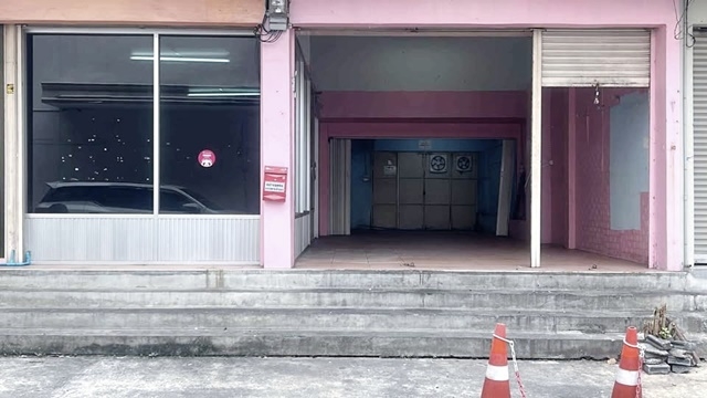 BTS Udomsuk 300m. Glory Inter School Singapore 1km. Commercial building 4.5-storey for rent ground