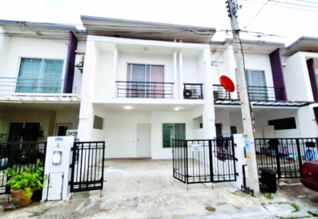 Swimming pool Thonburi U.2.8km. OmNoi 3.6km. Phutthamonthon Sai 4 150m. Townhouse for rent new Krath