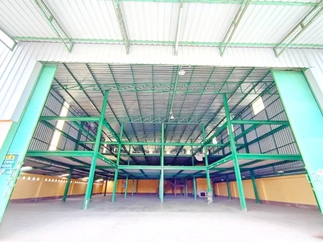 Sampeng Market2 900m. Warehouse for rent factory with office on main road 1,220sq.m. 185sq.wa.2bath