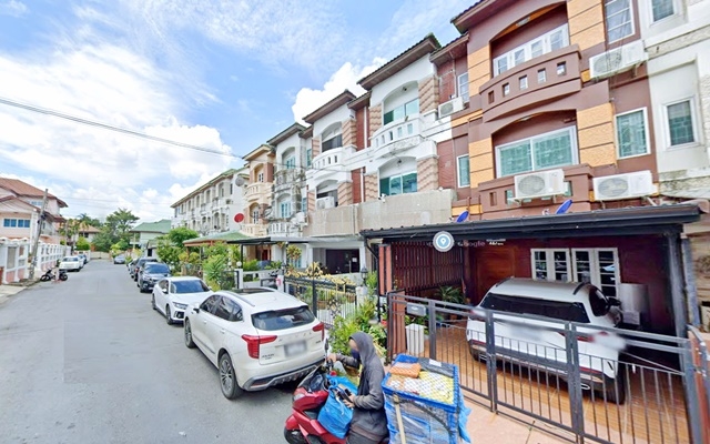 Soi NoenChan 25-33 built-in inside MRT Watcharapol 1.7 km. WatNoenChan School 400 m. 3-storey Commer