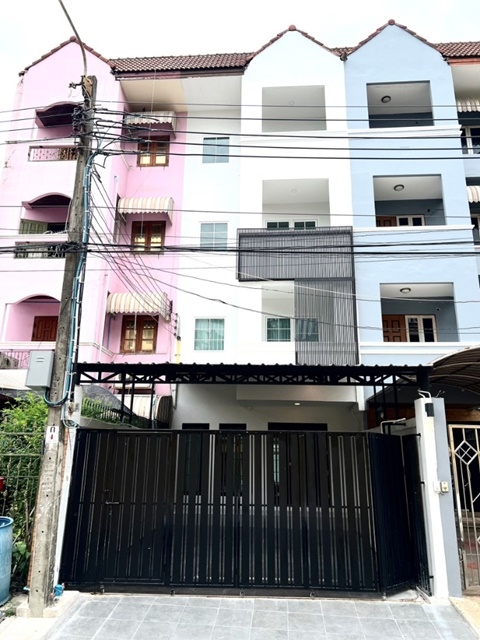 BTS PhraKhanong 1.4 km.The Cheapest BigC OnNut 1.2km. 4-storey townhouse rooftop newly renovated 5be