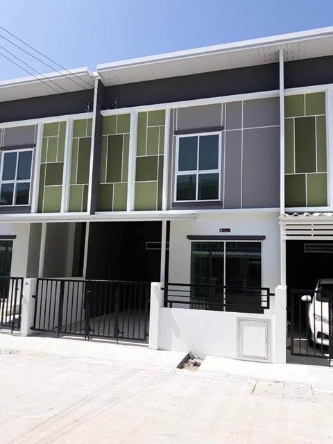 Makro Amata 530m. Robinson Lifestyle Chonburi 900m. 2-storey townhouse 4 bed 2 bath good atmosphere