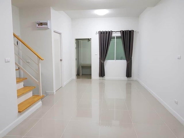 Makro Amata 530m. Robinson Lifestyle Chonburi 900m. 2-storey townhouse 4 bed 2 bath good atmosphere